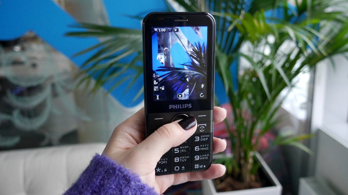 Телефон с хорошей камерой и экраном. Philips Xenium e580. Телефон Philips Xenium e580. Philips Xenium e580 Black. Philips Xenium e590.