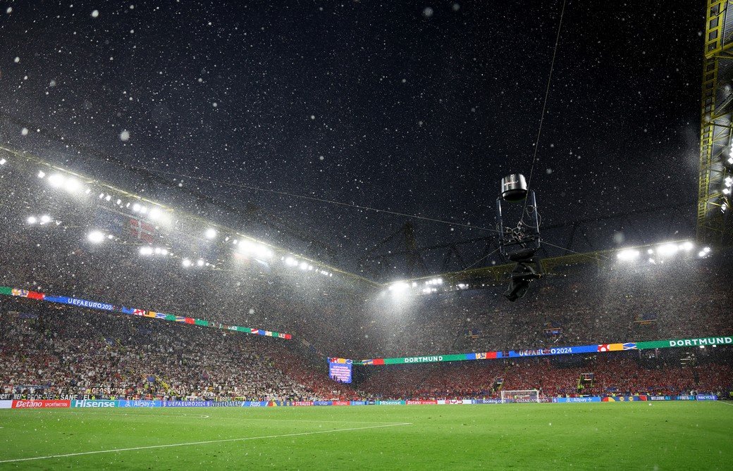 Молния и ливень прервали матч Евро-2024 Германия — Дания. Стихию было не остановить