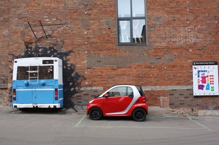 На этом парковочном месте без труда поместилось бы сразу два Smart Fortwo. Троллейбус в шоке!