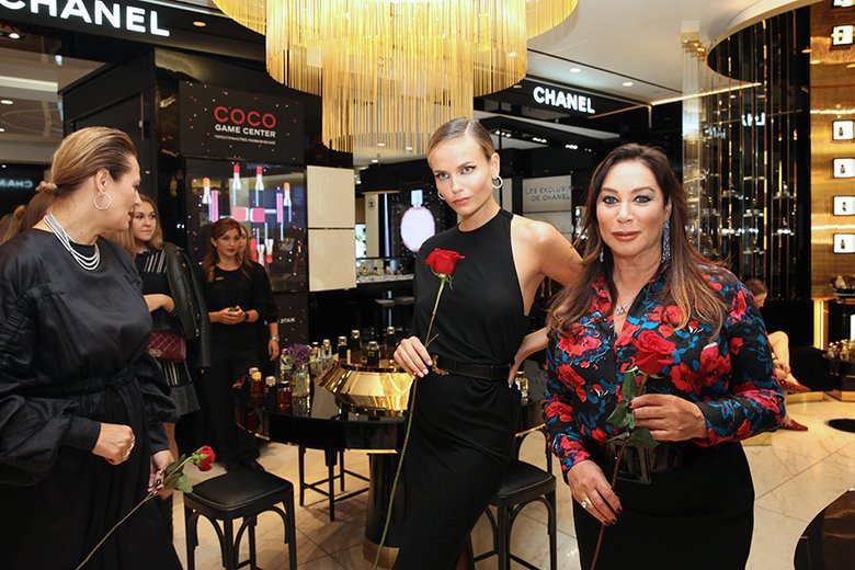 Модель Наташа Поли (в центре) на мероприятии Vogue Fashion's Night Out 2018 в ЦУМе. Фото: legion-media.ru