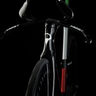 У велосипеда аэродинамическая конструкция: необычный руль, тонкое и высокое кресло и тонкие колеса с заглушками. Фото: New Atlas