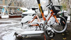 Электросамокат и велосипед под снегом, аренду приостановили