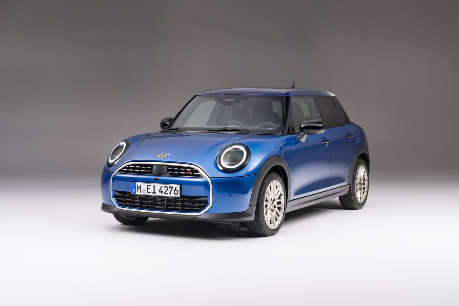 Компания Mini представила новый пятидверный Cooper