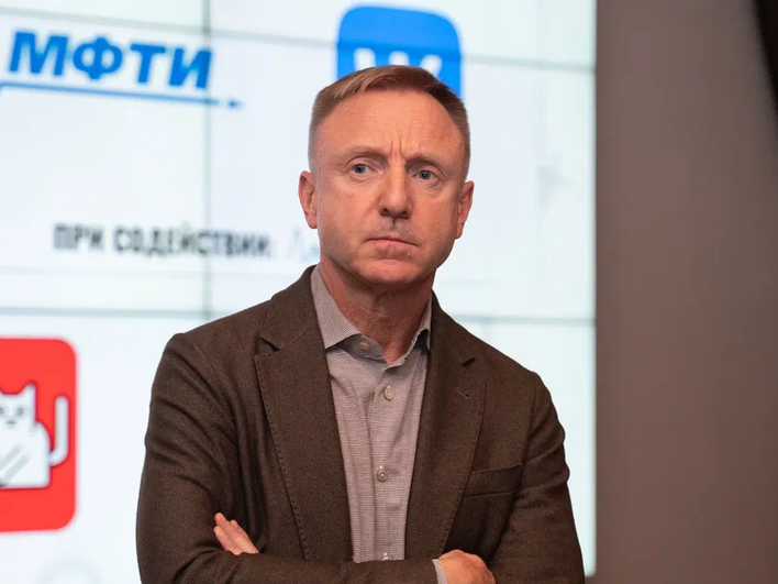Ректор МФТИ на фоне интерактивного экрана