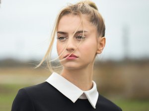 девушка грустная