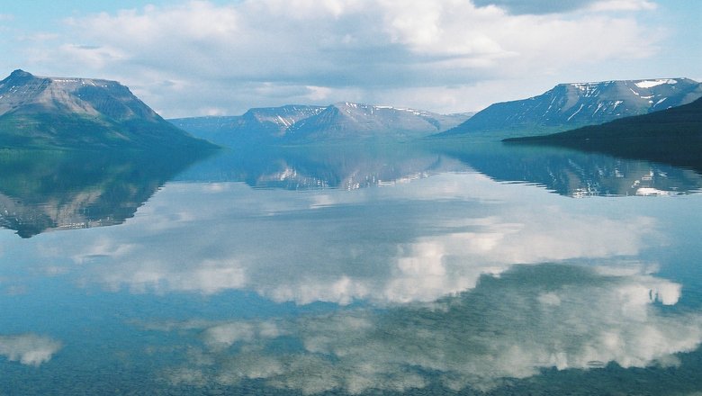 Во время круиза по Енисею можно отправиться на экскурсию на плато Путорана и увидеть живописное озеро Лама.