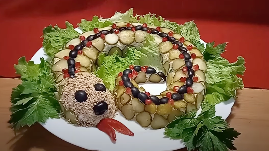 Салат «Змея» с говядиной и грецкими орехами Салат «Змея» с говядиной и грецкими орехами