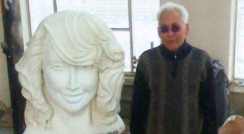 Гамал Сагиденов рядом со скульптурой Фриске