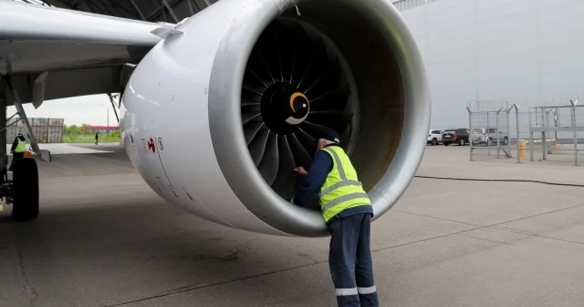 У самолета Superjet 100 при взлете оторвало обшивку двигателя