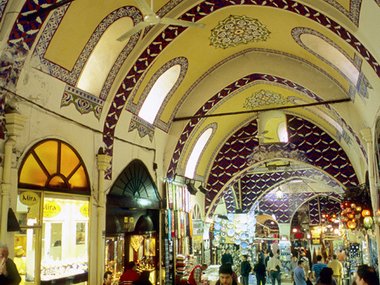 Slide image for gallery: 2980 | Комментарий lady.mail.ru: Капалы Чарши — один из трех главных рынков Стамбула. Там можно найти буквально всё