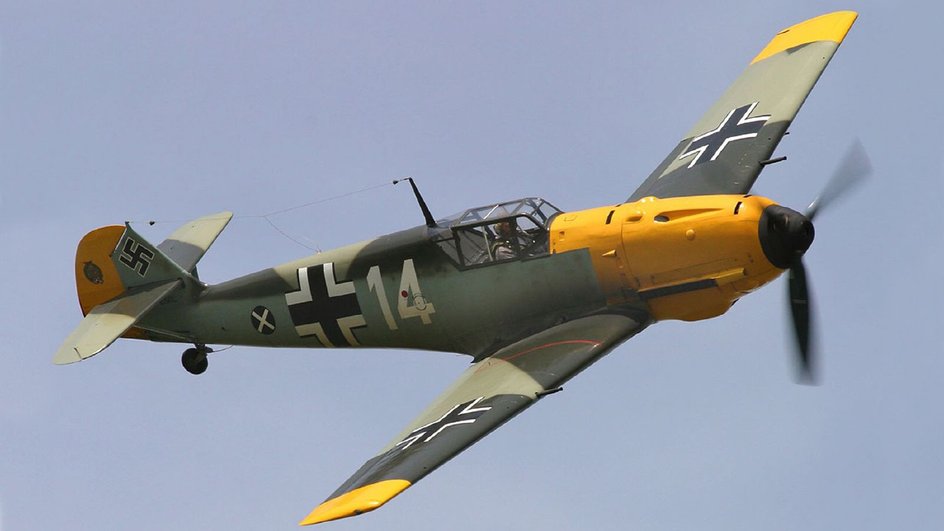 Немецкий истребитель Messerschmitt Bf 109 в небе