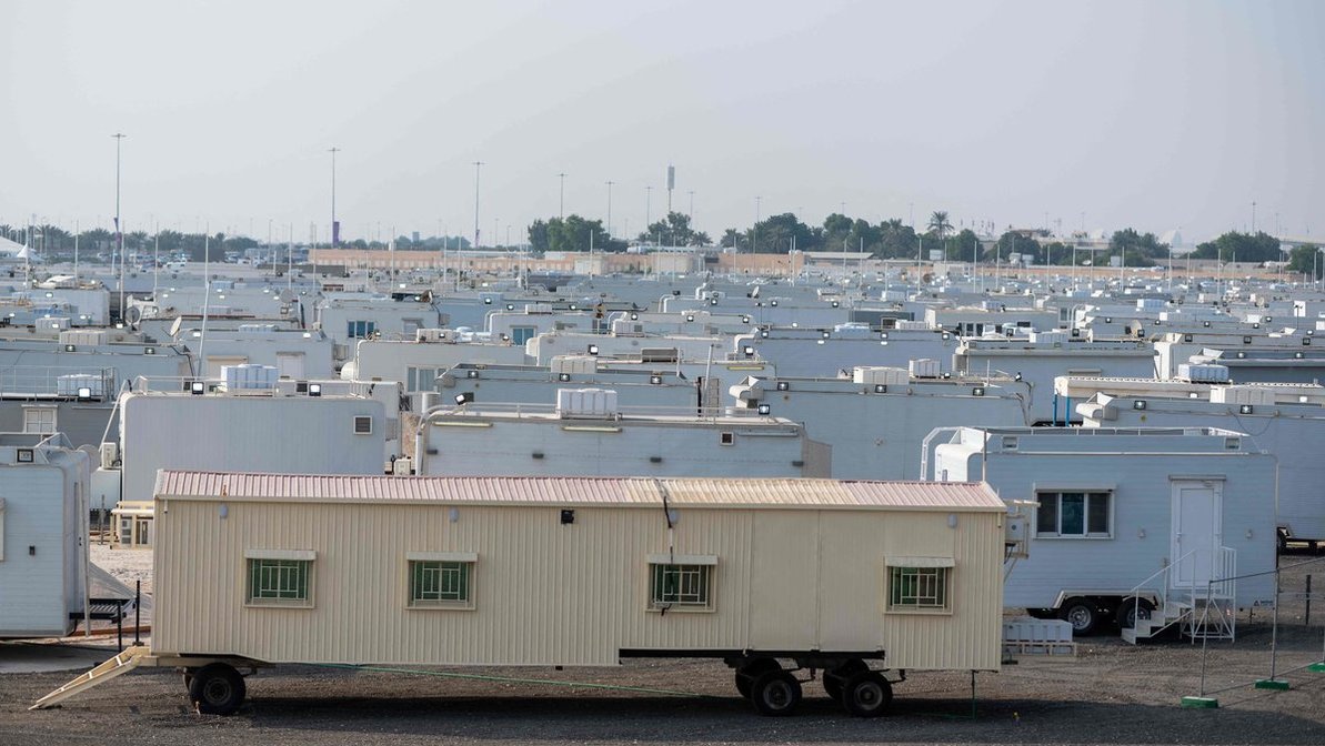 Караван сити. Склад в Катаре небольшой пустой. Вагончики в поле для болельщиков Катар AFP. Верблюжья полиция в Катаре. Барак в Катаре.