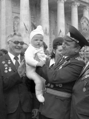Встречи фронтовиков Великой Отечественной войны в сквере Большого театра Встречи фронтовиков Великой Отечественной войны в сквере Большого театра