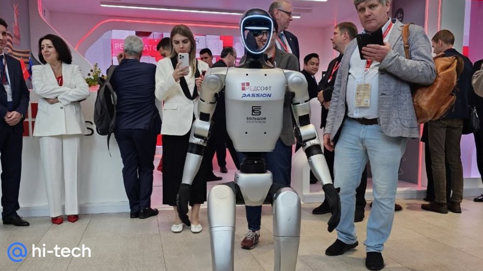 Робот Володя на ПМЭФ 2025