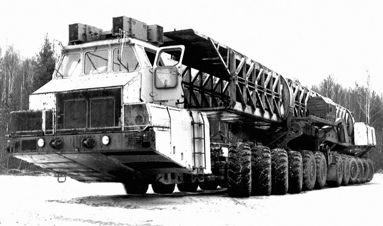 Самый гигантский автомобиль минского завода — МАЗ-7907 длиной более 29 метров с двенадцатью осями