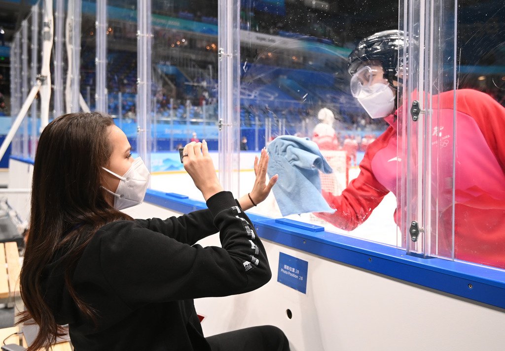 Загитова расплакалась после поражения сборной России по хоккею в финале Олимпиады
