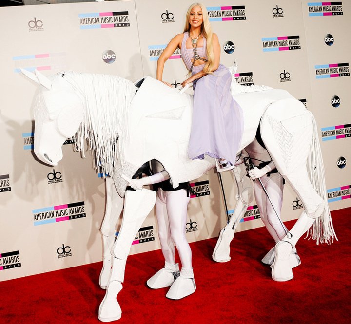 Принцесса на белом коне Леди Гага