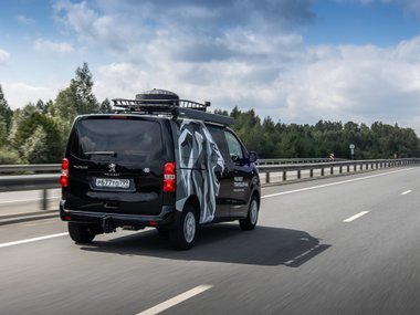 slide image for gallery: 28453 | Peugeot Traveller