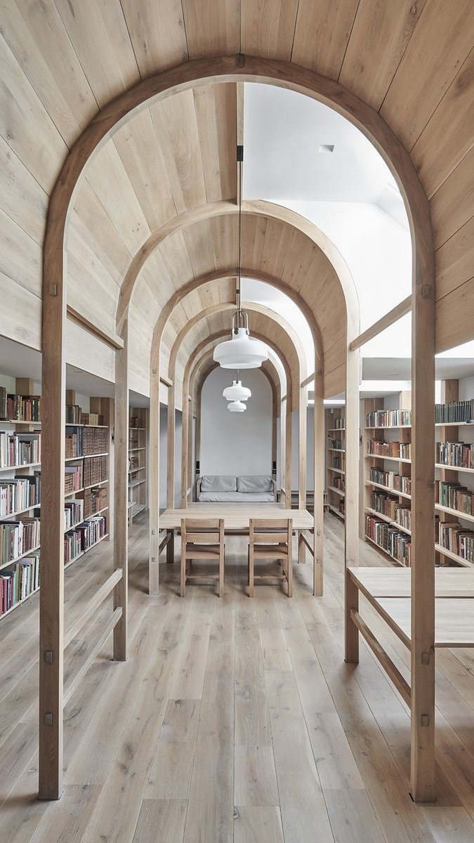 Архитекторы превратили старый коровник в Англии в библиотеку с офисом и кухней