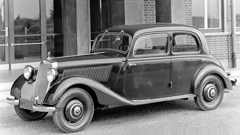 Mercedes-Benz 170V семейства W136 — модель 1936 года. Поэтому автомобиль отличала самая архаичная среди аналогов стилистика. Седан классической компоновки длинной 4620 мм имел наиболее длинную в сравнении с одноклассниками колесную базу — 2845 мм. Снаряженная масса — всего 1220 кг, на 200 кг меньше, чем у ГАЗ-М20.