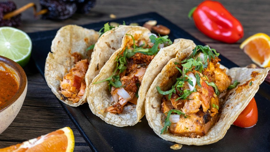 Мексиканское тако с курицей в самодельных тортильях. Мексиканское тако с курицей в самодельных тортильях.