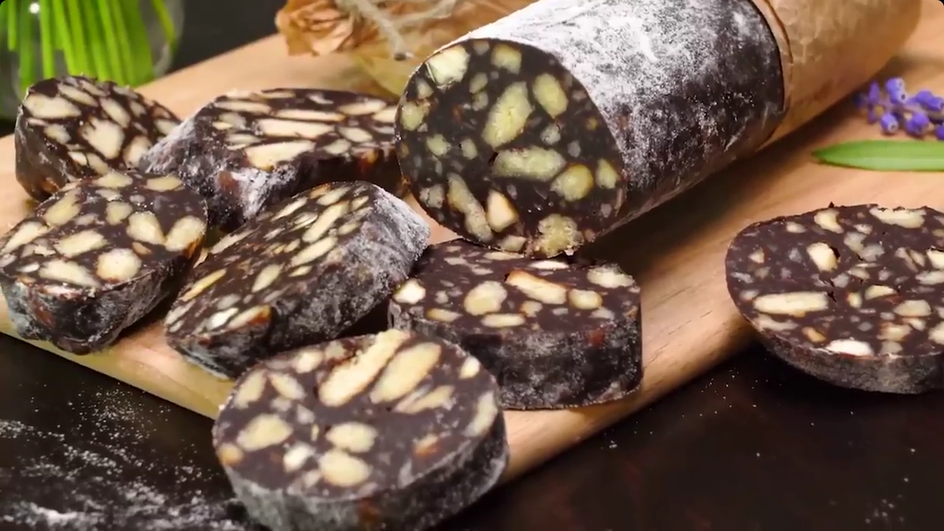 Кусочки шоколадной колбасы крупным планом Кусочки шоколадной колбасы крупным планом