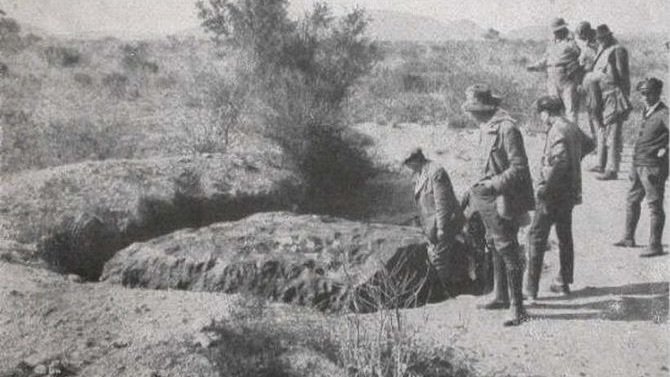Находка метеорита Гоба (Hoba), Намибия, 1920 год. Фото: planetarium-moscow