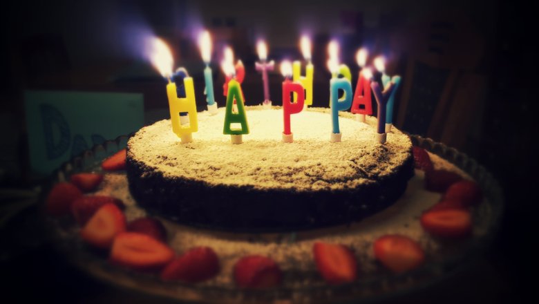 Праздничный торт является неизменным атрибутом дня рождения. Фото: unsplash.com