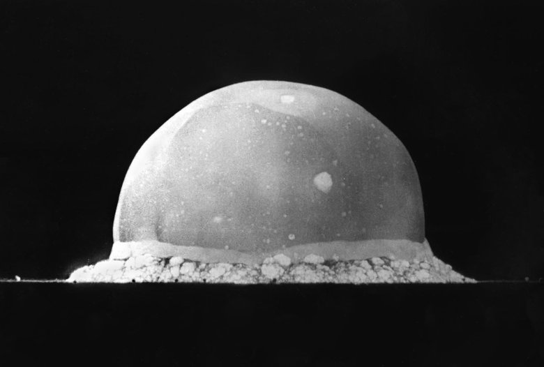 Плазменный шар, образовавшийся при взрыве «Гаджета». Фото: Википедия