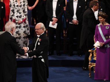 Slide image for gallery: 7964 | Король и королева Швеции вручают нобелевскую премию лауреату