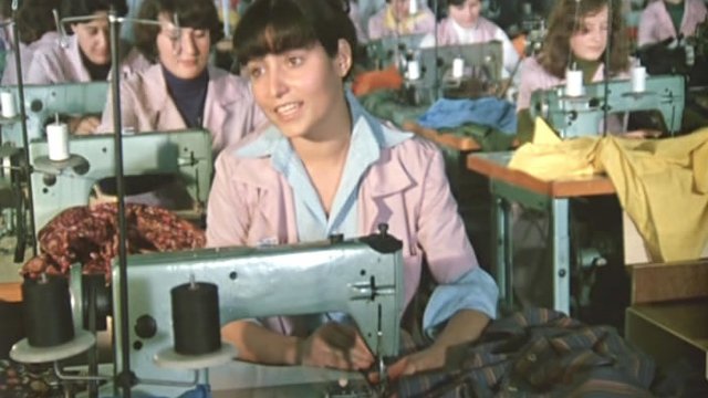 Девушка со швейной машинкой