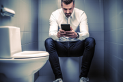 Почему нельзя брать смартфон в туалет