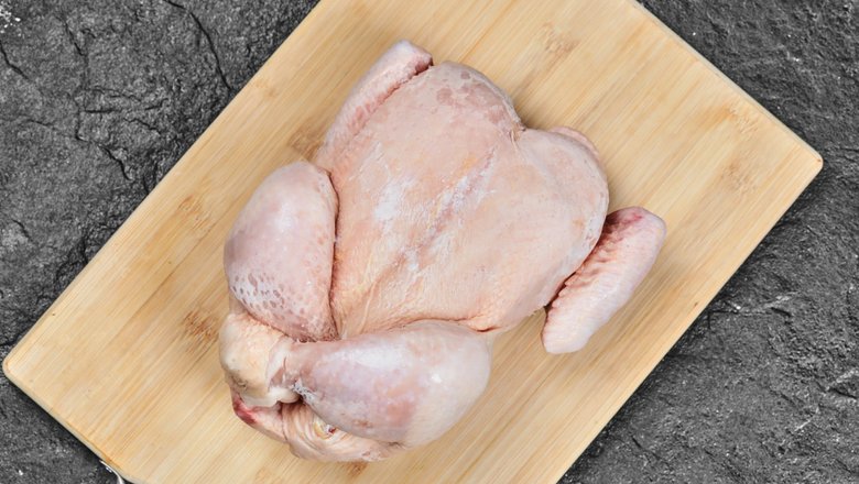 От возраста курицы зависит и мягкость ее мяса и то, в каких блюдах оно будет использоваться. Источник фото: freepik.com