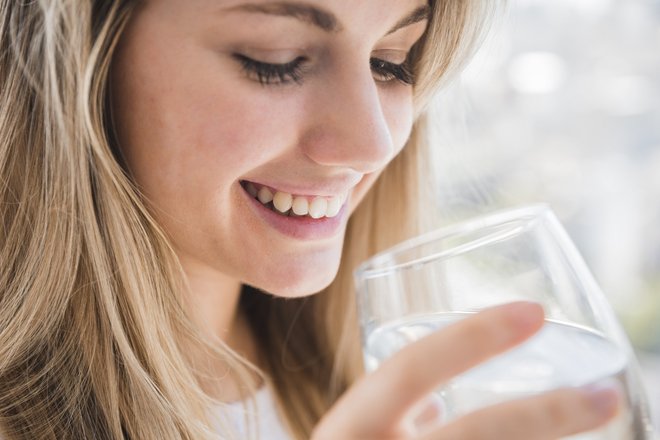 Девушка пьет воду, Вода, Радость Девушка пьет воду, Вода, Радость