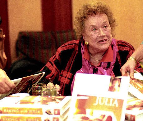 Джулия Чайлд в ноябре 1996 года (84 года). Автограф-сессия