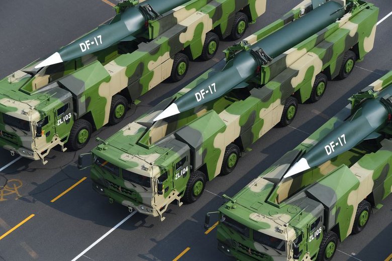 Названия оружия не называется, но известно, что у Китая есть ракета DF-17 с гиперзвуковым глайдером DF-ZF — планирующим боевым блоком. На фото показана эта разработка. Источник: missilethreat.csis.org