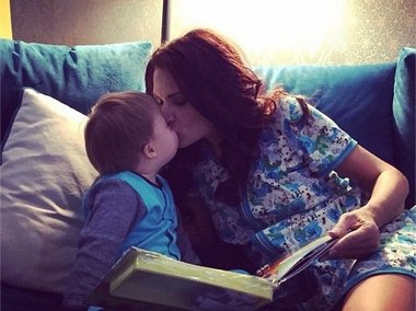 Slide image for gallery: 4531 | Тем временем Эвелина Блёданс наслаждалась тихим семейным счастьем, читая перед сном книжку своему сыну Семе. Малыш растет очень нежным ребенком и постоянно целует любимую маму