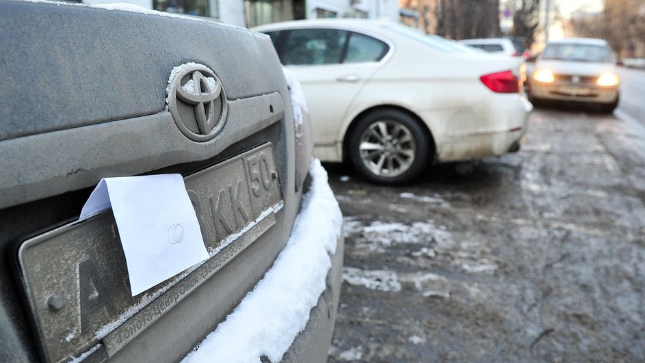 Припаркованные на улицах Москвы автомобили с умышленно скрытыми государственными регистрационными номерами