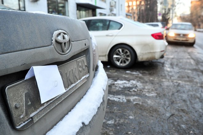 Припаркованные на улицах Москвы автомобили с умышленно скрытыми государственными регистрационными номерами