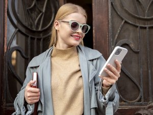 Девушка с телефоном