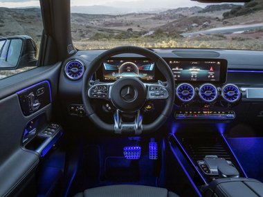 slide image for gallery: 25371 | Mercedes GLB AMG