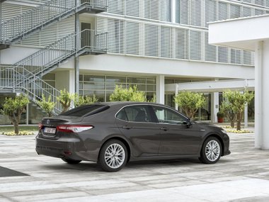 slide image for gallery: 25075 | Toyota Camry Hybrid