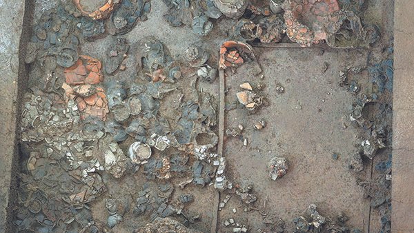 Фрагмент раскопанной гробницы возрастом около 5000 лет на руинах Ванчжуан в городе Юнчэн, провинция Хэнань Фрагмент раскопанной гробницы возрастом около 5000 лет на руинах Ванчжуан в городе Юнчэн, провинция Хэнань