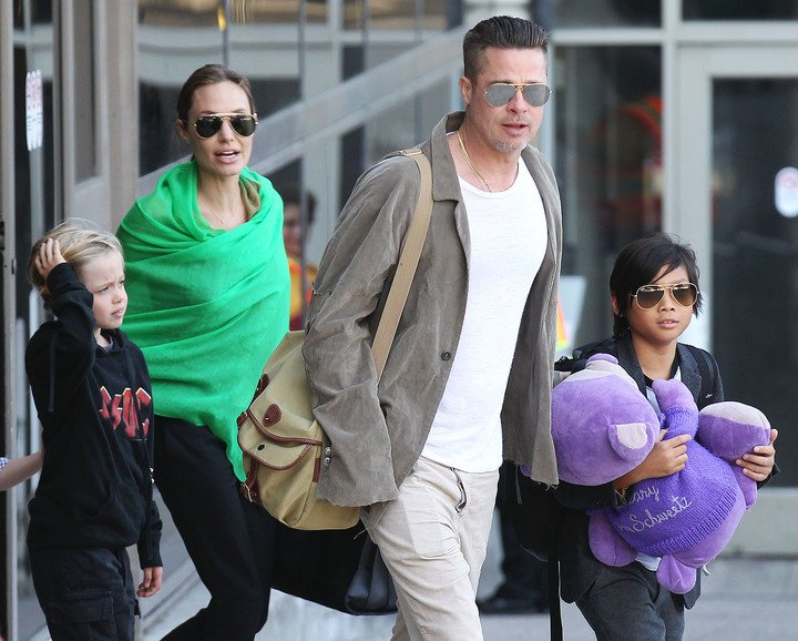 Джоли и Питт с детьми прилетели из Австралии