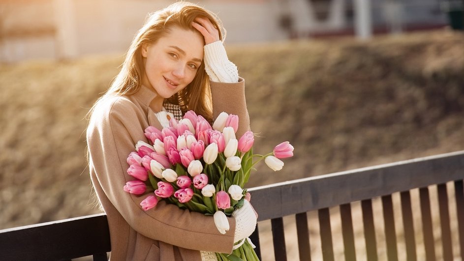 Девушка с цветами на улице. Девушка с цветами на улице.