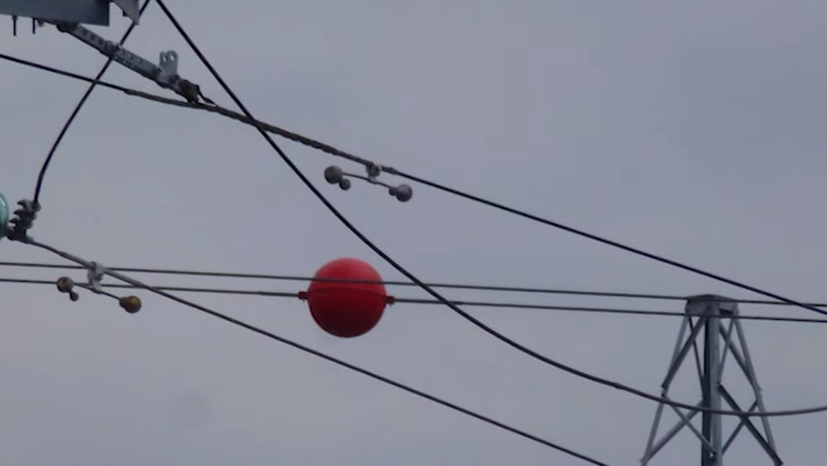 Зачем красные шары на высоковольтных проводах. Разноцветные шары на ЛЭП. Сигнальные шары на ЛЭП. Оранжевые шары на проводах. Разноцветные шары на проводах высоковольтных.