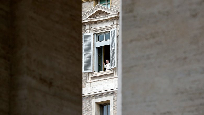 Папа Франциск произносит благословение перед пустой площадью Святого Петра