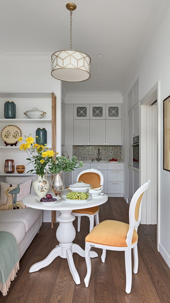 Аналог кухонного «уголка»: 6 дизайнерских кухонь с диванчиком вместо стульев