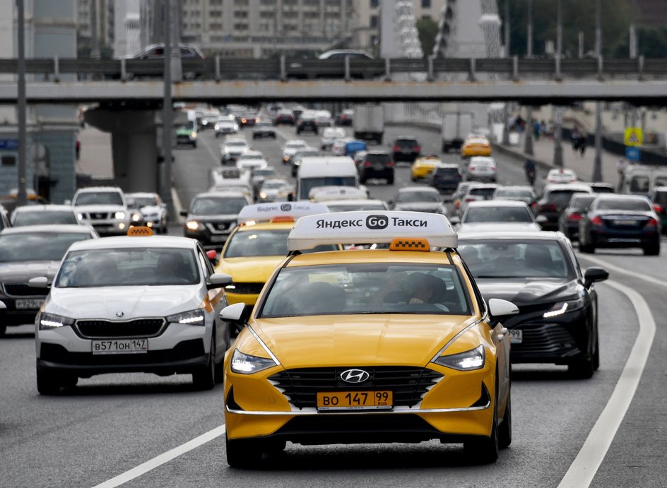 Автомобиль такси на улице Москвы