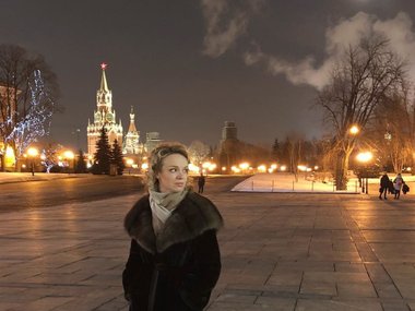 Slide image for gallery: 11999 | Виталина гуляет по Красной площади, утеплившись в меха.